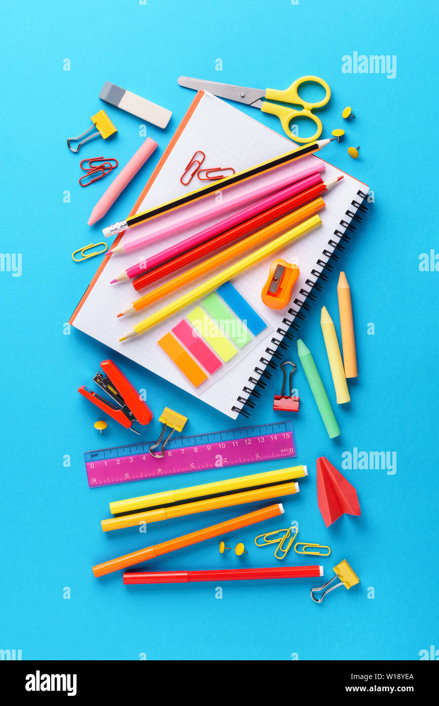 Satz von verschiedenen bunten Schule Schreibwaren und Zubehör auf blauem Hintergrund. Stockfoto