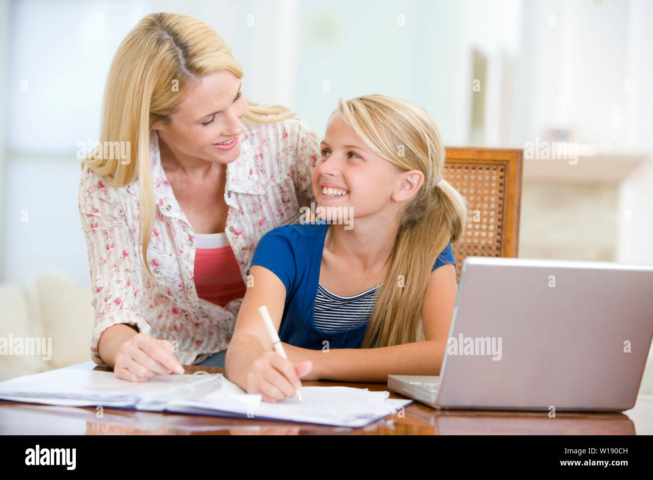 Mutter, Tochter, zusammen, Hausaufgaben Stockfoto