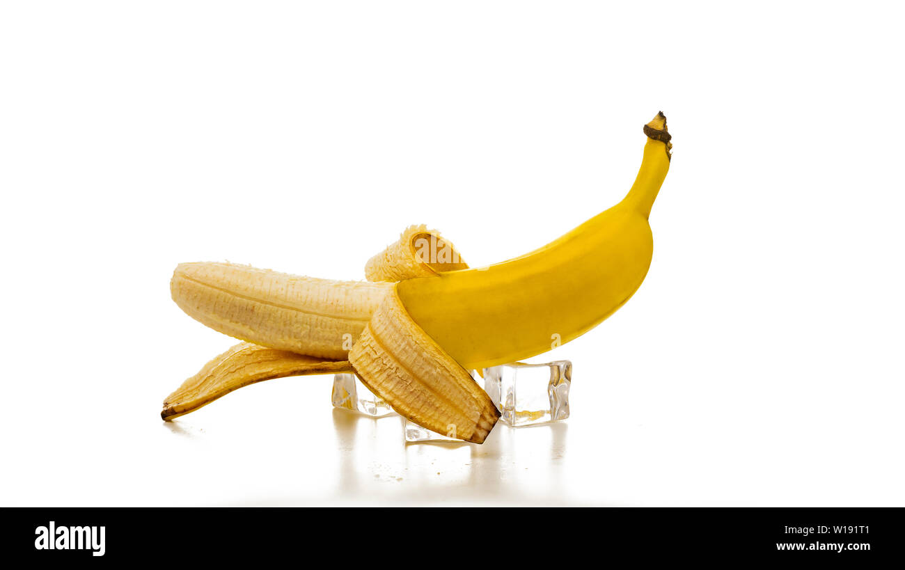 Öffnen Banane auf Eis Reif. Konzept: Gesunde gefroren, gefroren Banane essen. Stockfoto