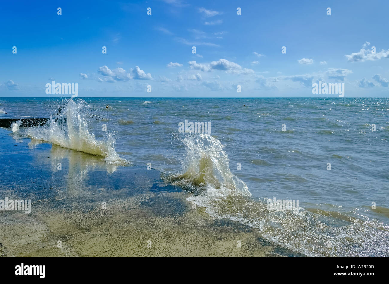 Spritzer Welle auf das Schwarze Meer in den Tag. Stockfoto