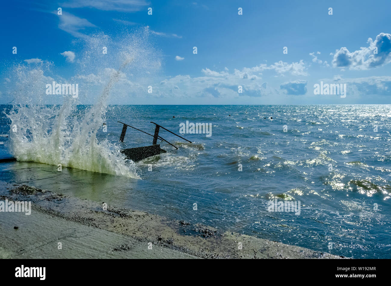 Spritzer Welle auf das Schwarze Meer in den Tag. Stockfoto