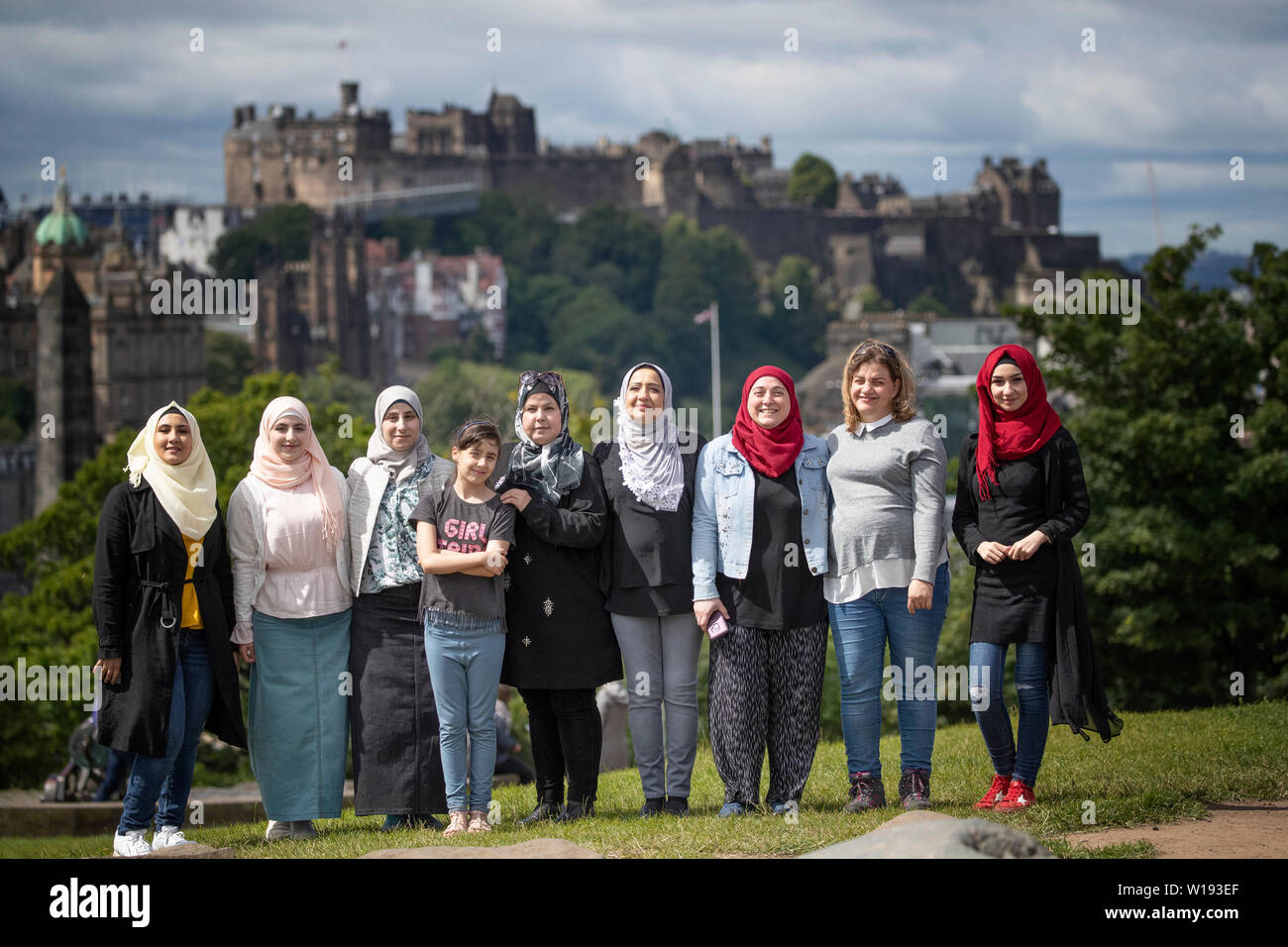 Syrische Flüchtlinge, Leben in Glasgow, während ein Fotoshooting, auf Edinburgh's Calton Hill, für eine theatralische Adaption von Euripides den Trojanischen Frauen, die Sie geschrieben haben und hoffen in diesem Jahr auf der Edinburgh Festival durchzuführen. Stockfoto