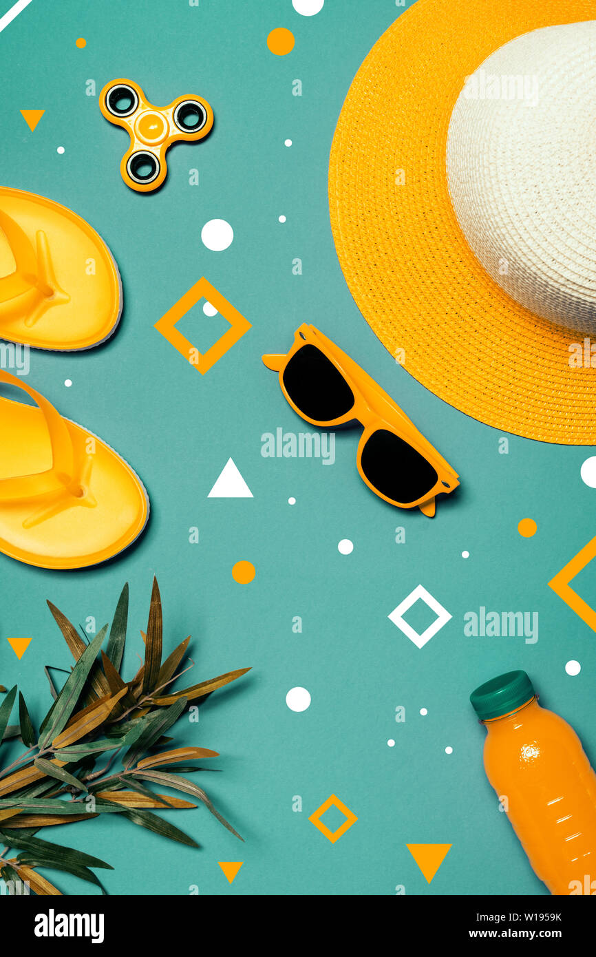 Stroh Hut und Sonnenbrille im Sommer Urlaub Konzept, flach Top View Stockfoto