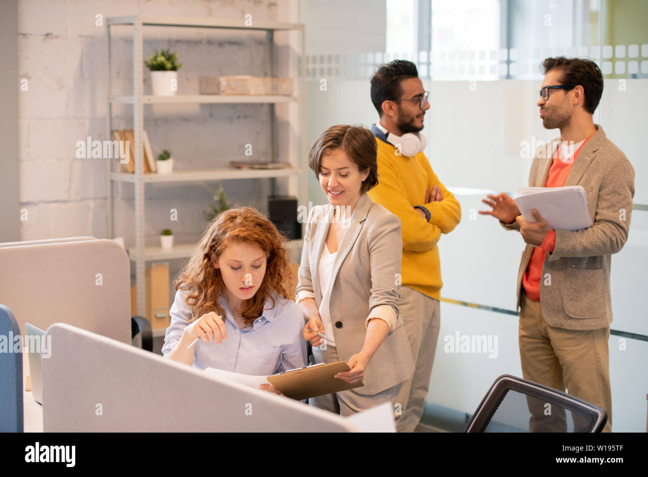 Kreative Mitarbeiter Arbeiten Mit Daten In Office Produkt - 