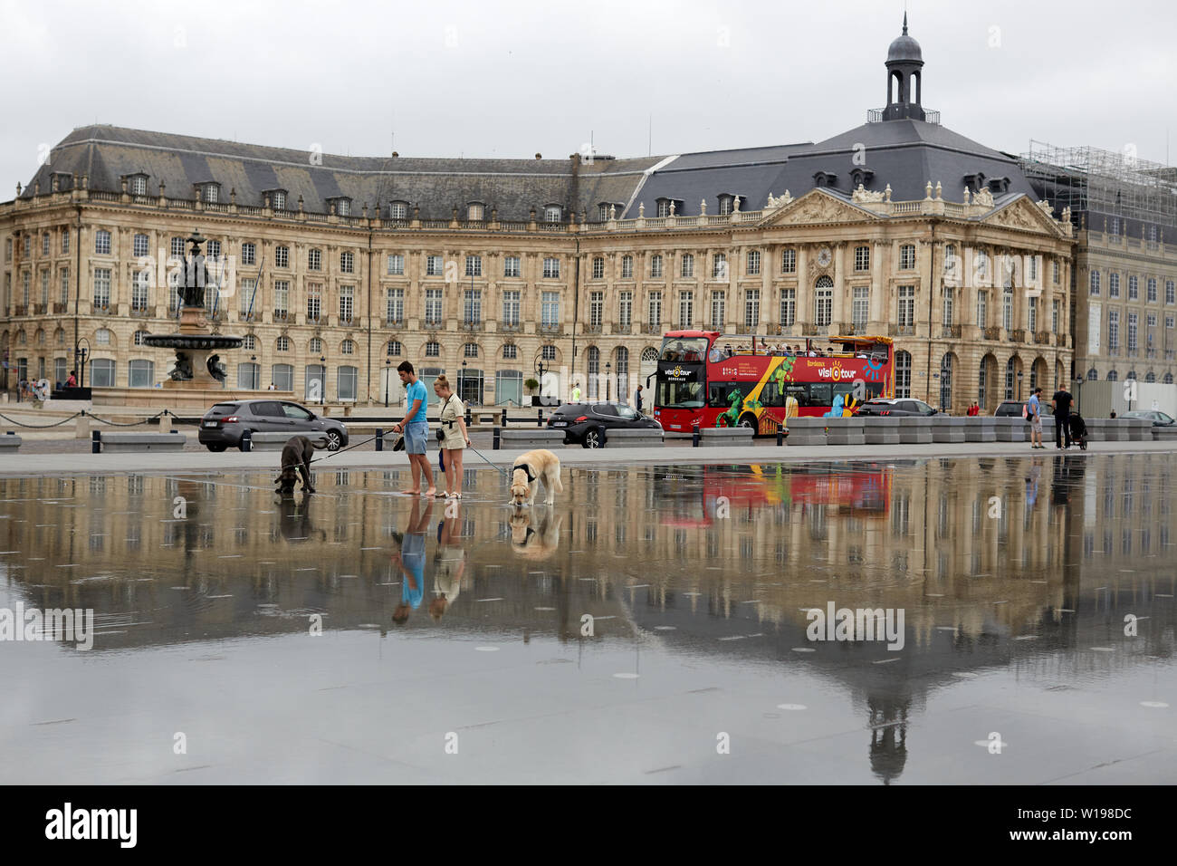 Das Wasser Spiegel (Miroir d'Eau) ist eine interaktive Skulptur von Landschaft Künstler Michel Corajoud, gegenüber der Place de la Bourse in Bordeaux. Stockfoto