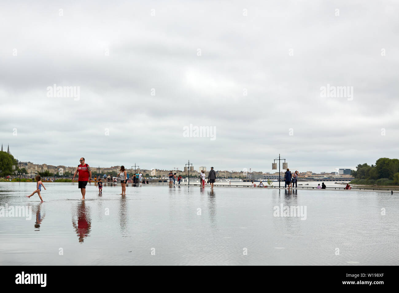 Das Wasser Spiegel (Miroir d'Eau) ist eine interaktive Skulptur von Landschaft Künstler Michel Corajoud, gegenüber der Place de la Bourse in Bordeaux. Stockfoto