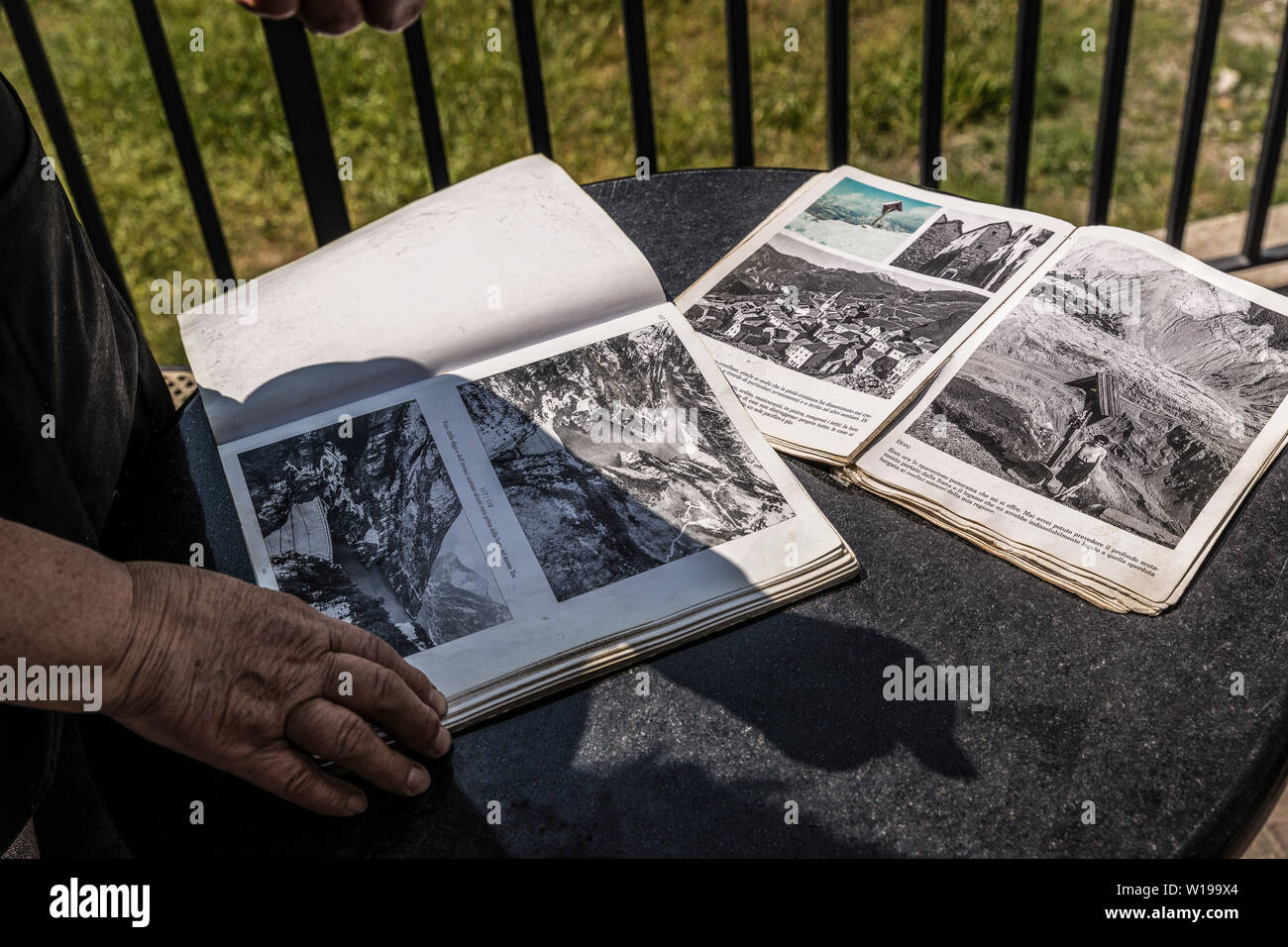 Italien Friaul Casso Pordenone - ein Überlebender treibt durch ein Buch in Erinnerung an den Vajont Tragödie Stockfoto