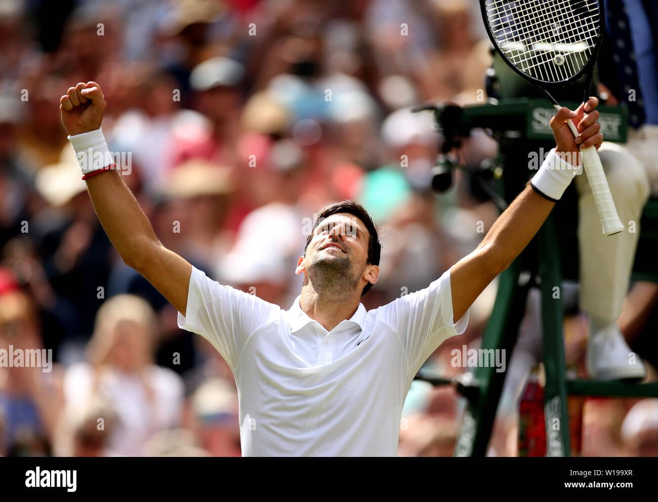 Novak Djokovic feiert seinen Sieg über Philipp Kohlschreiber am ersten Tag der Wimbledon Championships in der All England Lawn Tennis und Croquet Club, Wimbledon. Stockfoto