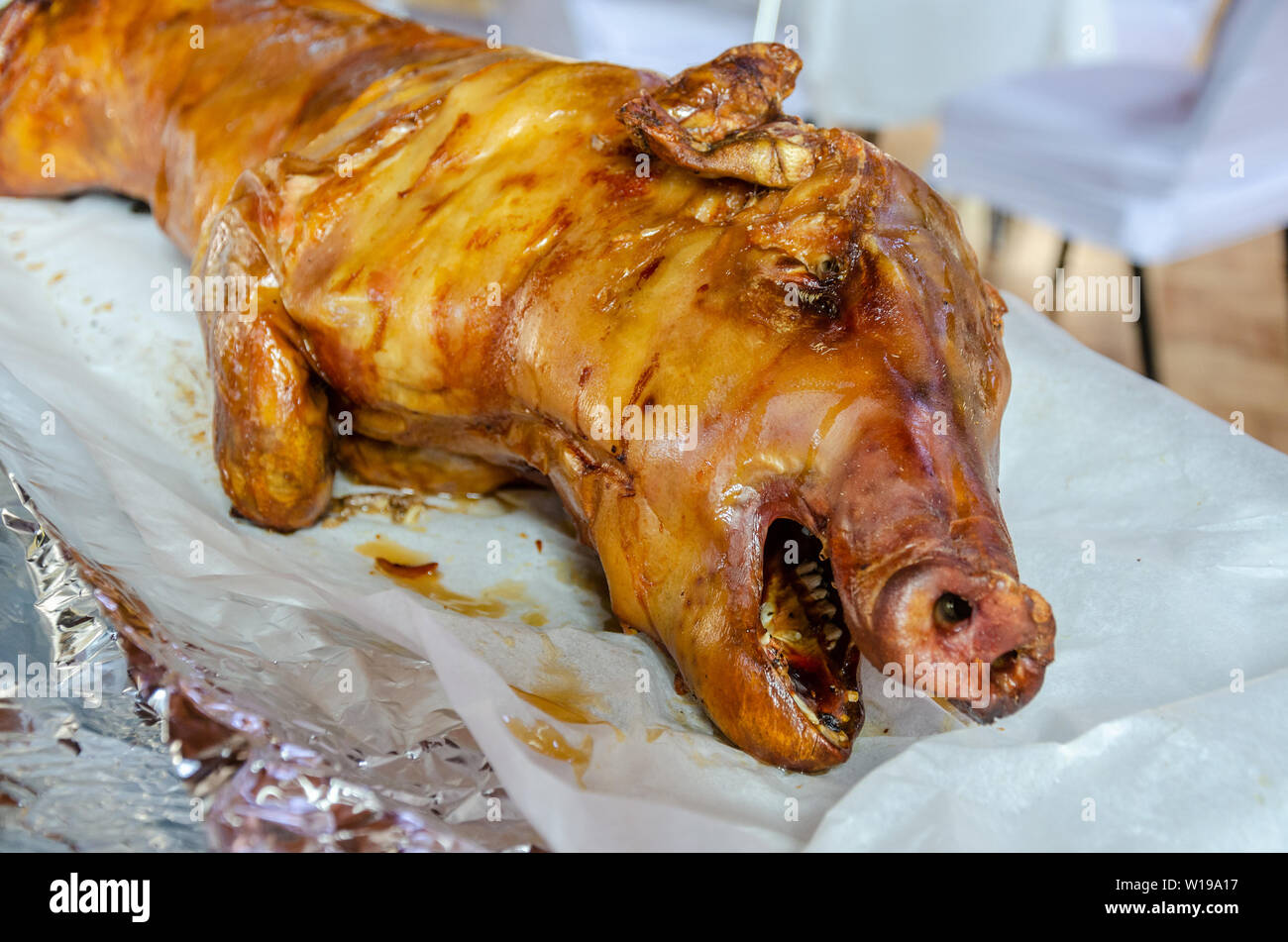 Ein Schwein braten Schwein oder lechon ist traditionell Philippinischen Feiern und besondere Veranstaltungen durchtrennt, Stockfoto
