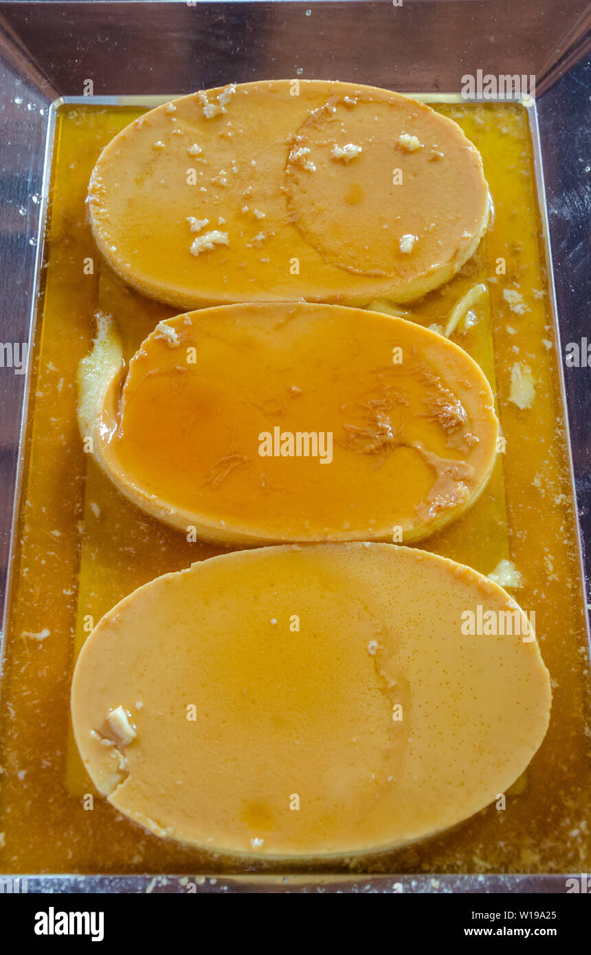 Leche flan oder Creme Caramel ist eine traditionelle Dessert im philippinischen Veranstaltungen und Partys. Stockfoto