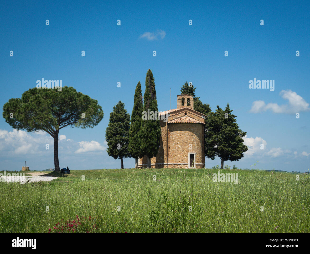 Kapelle von Capella di Vitaleta in der toskanischen Landschaft des Val d'Orcia Stockfoto