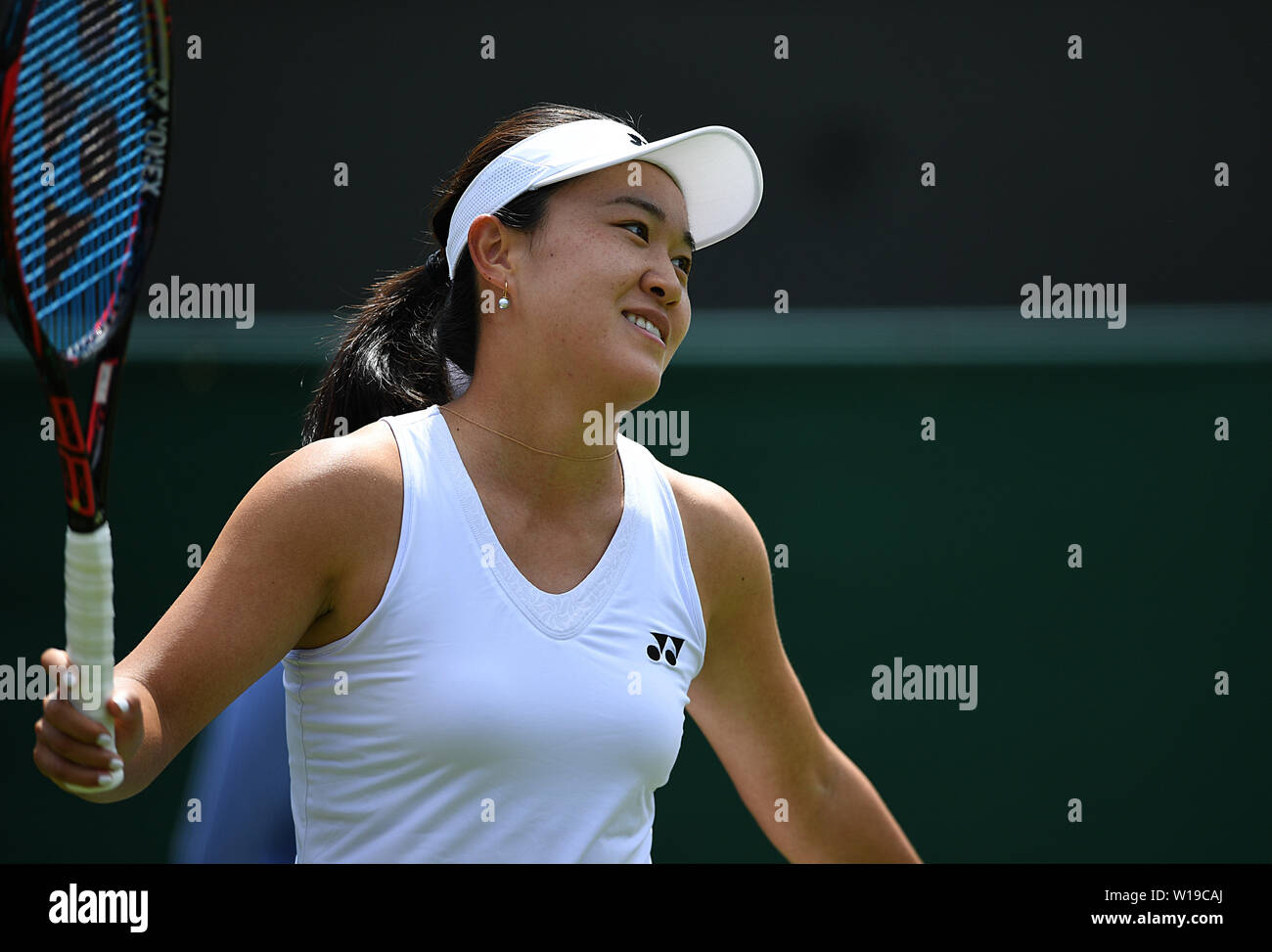 London, Großbritannien. 1. Juli 2019. Zhu Lin von China reagiert während der ersten Runde Frauen singles Match zwischen Karolina Pliskova Tschechien und Zhu Lin von China 2019 Wimbledon Tennis Championships in London, Großbritannien, 1. Juli 2019. Credit: Lu Yang/Xinhua/Alamy leben Nachrichten Stockfoto