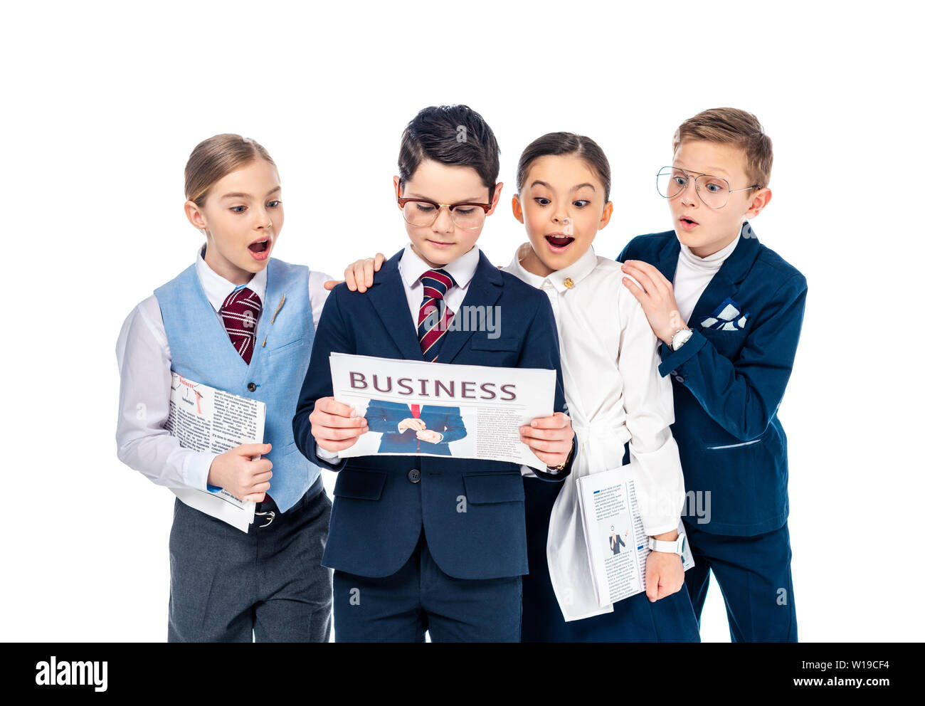 Überrascht Schulkinder vorgibt, Geschäftsleute, lesen Zeitung isoliert auf weißem Stockfoto