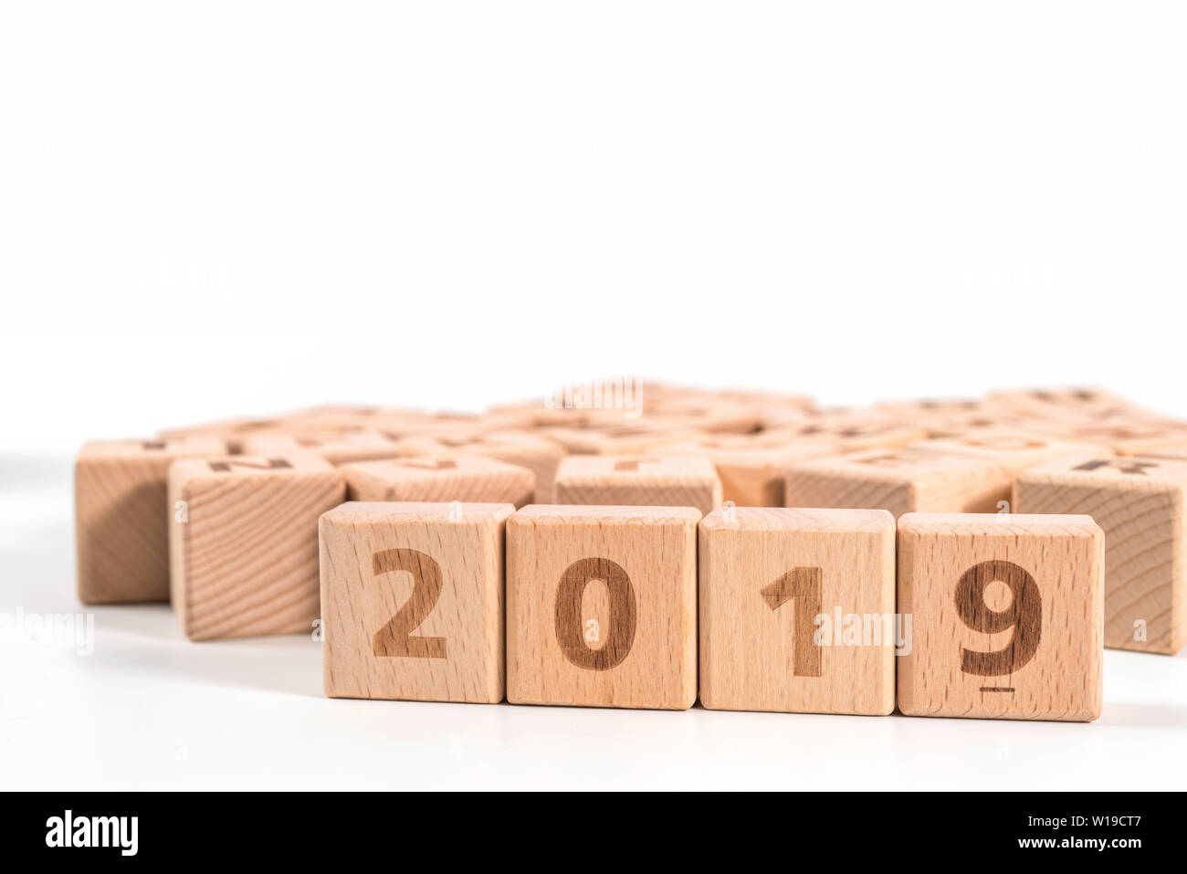 Word 2019 auf Holz Würfel Würfel auf weißem Hintergrund. Stockfoto