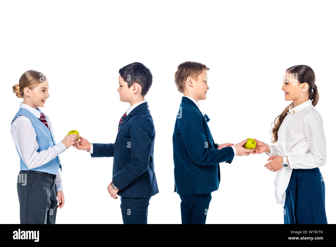 Schüler vorgibt, Geschäftsleute, die gemeinsame Nutzung von Äpfeln isoliert auf Weiss sein Stockfoto