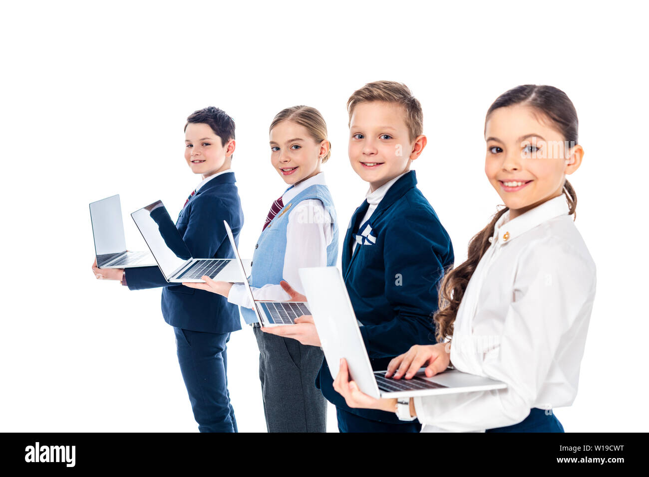 Glückliche Schüler vorgibt, Geschäftsleute mit Laptops und Kamera isoliert auf Weiss sein Stockfoto
