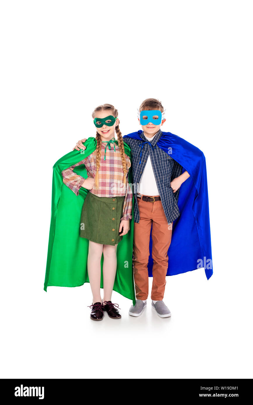Kinder in Superhelden Kostüme und Masken mit den Händen auf den Hüften auf  Weiß Stockfotografie - Alamy