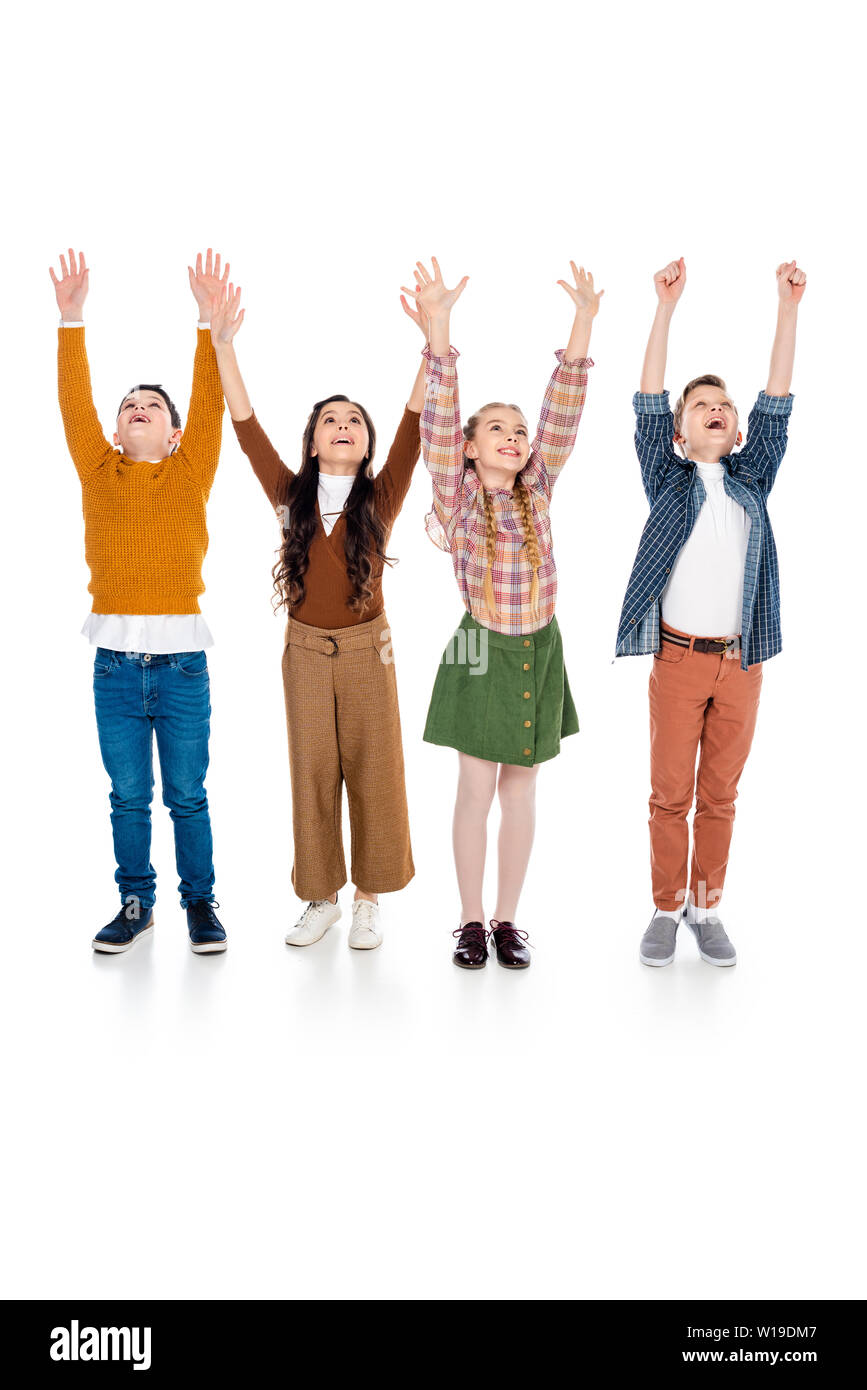 Fröhliche Schulkinder mit ausgestreckten Händen auf Weiß Stockfoto