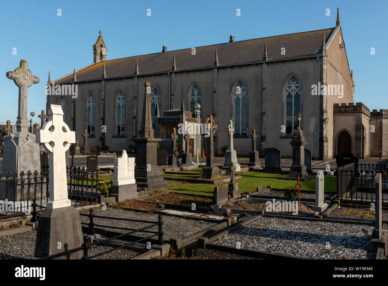Religionskirche Irland St. Marias römisch-katholische Kirche und Friedhof Dungarvan bei Sonnenuntergang. Dungarvan, County Waterford, Irland Stockfoto
