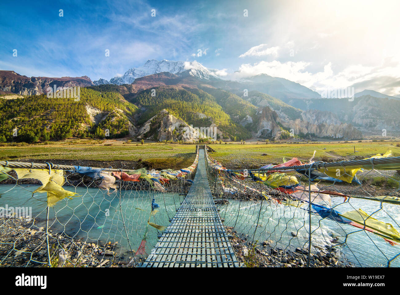 Hängebrücke mit buddhistischer Gebetsfahnen Stockfoto