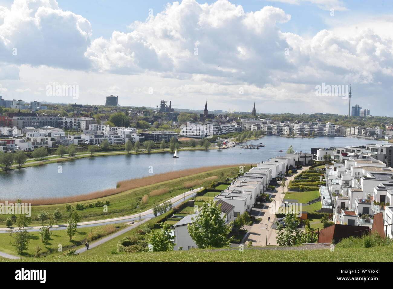 Blick auf Phoenix See, Dortmund vom Hügel. Dies ist eines der besten in Dortumund (Deutschland). Dieses ikonische Ort besucht werden müssen, wenn Sie in der Stadt sind Stockfoto