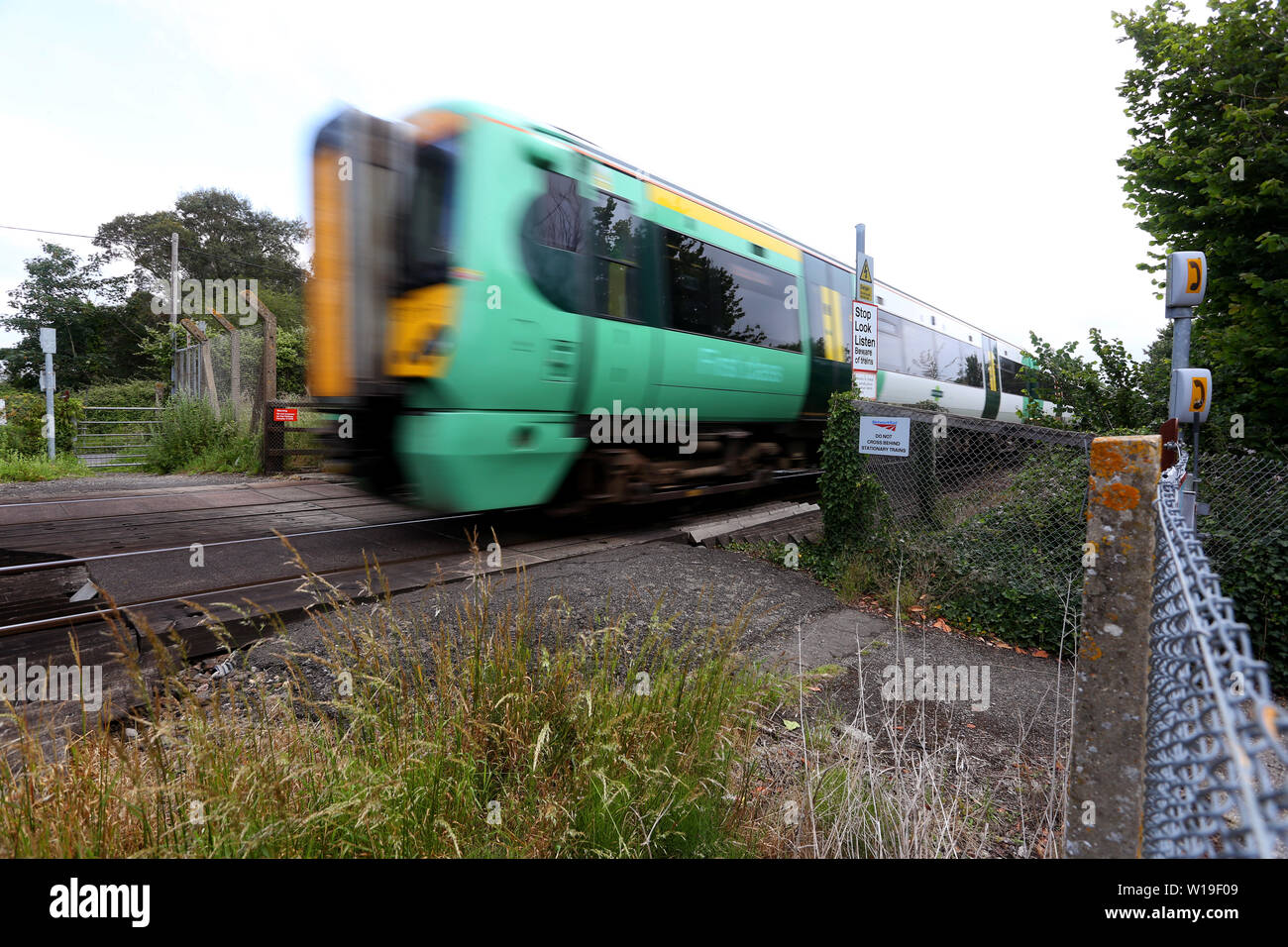 Allgemeine Ansichten eines kleinen öffentlichen Bahnübergang in Yapton, West Sussex, auf der Southern Railway Main Line zwischen Brighton und Southampton. Stockfoto