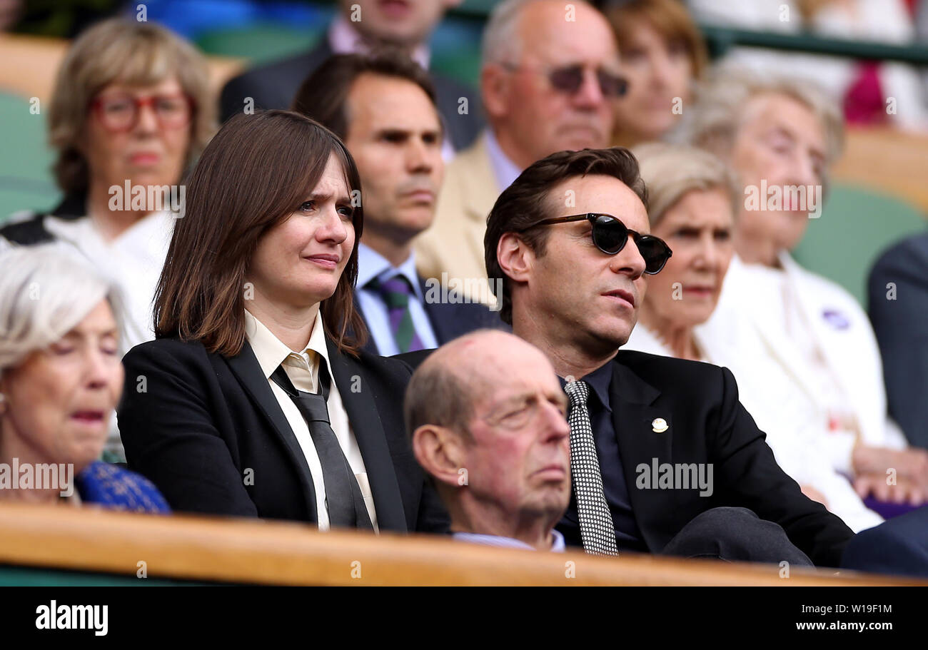 Emily Mortimer und Alessandro Nivola in der Königsloge des Center Court am ersten Tag der Wimbledon Championships in der All England Lawn Tennis und Croquet Club, Wimbledon. Stockfoto