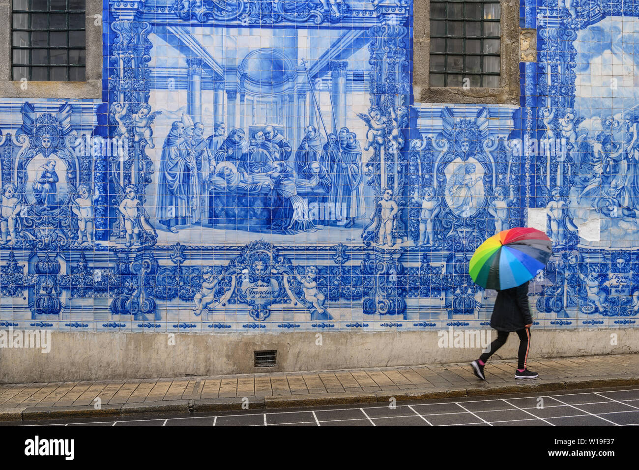 PORTO, PORTUGAL - April 8, 2019: Porto Portugal Wandbild Artwork in der Kapelle der Seelen Stockfoto