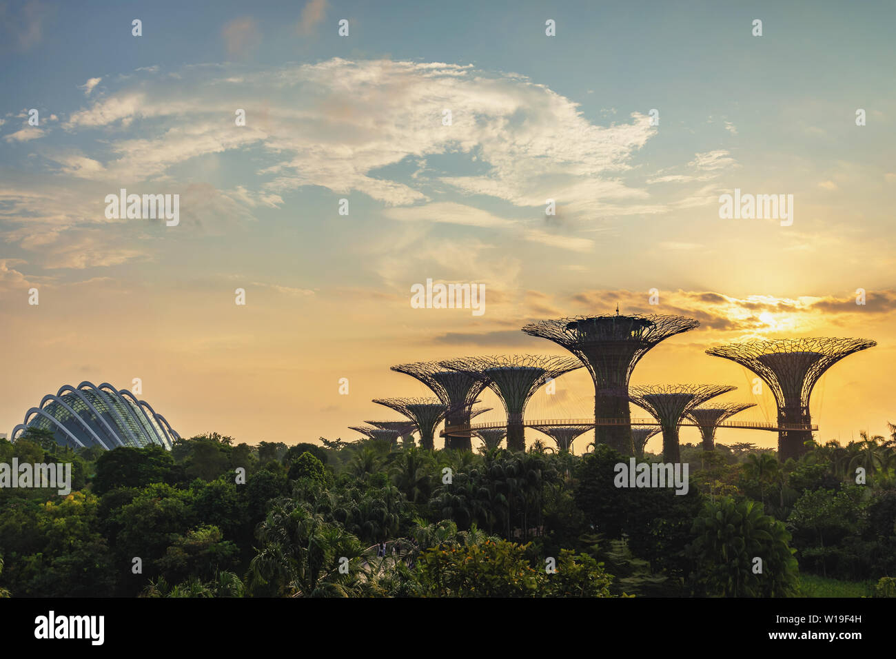 MARINA BAY, Singapore - Januar 6, 2019: Singapur sunrise city Skyline bei Gärten durch die Bucht Stockfoto