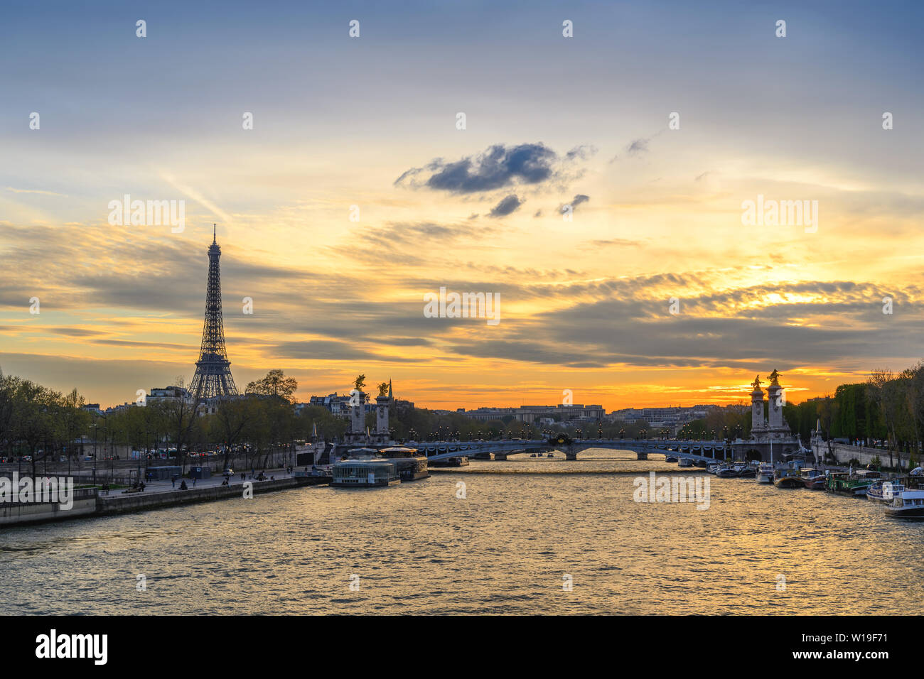 Paris Frankreich City Skyline Sonnenuntergang am Fluss Seine mit Pont Alexandre III Brücke und Eiffelturm Stockfoto