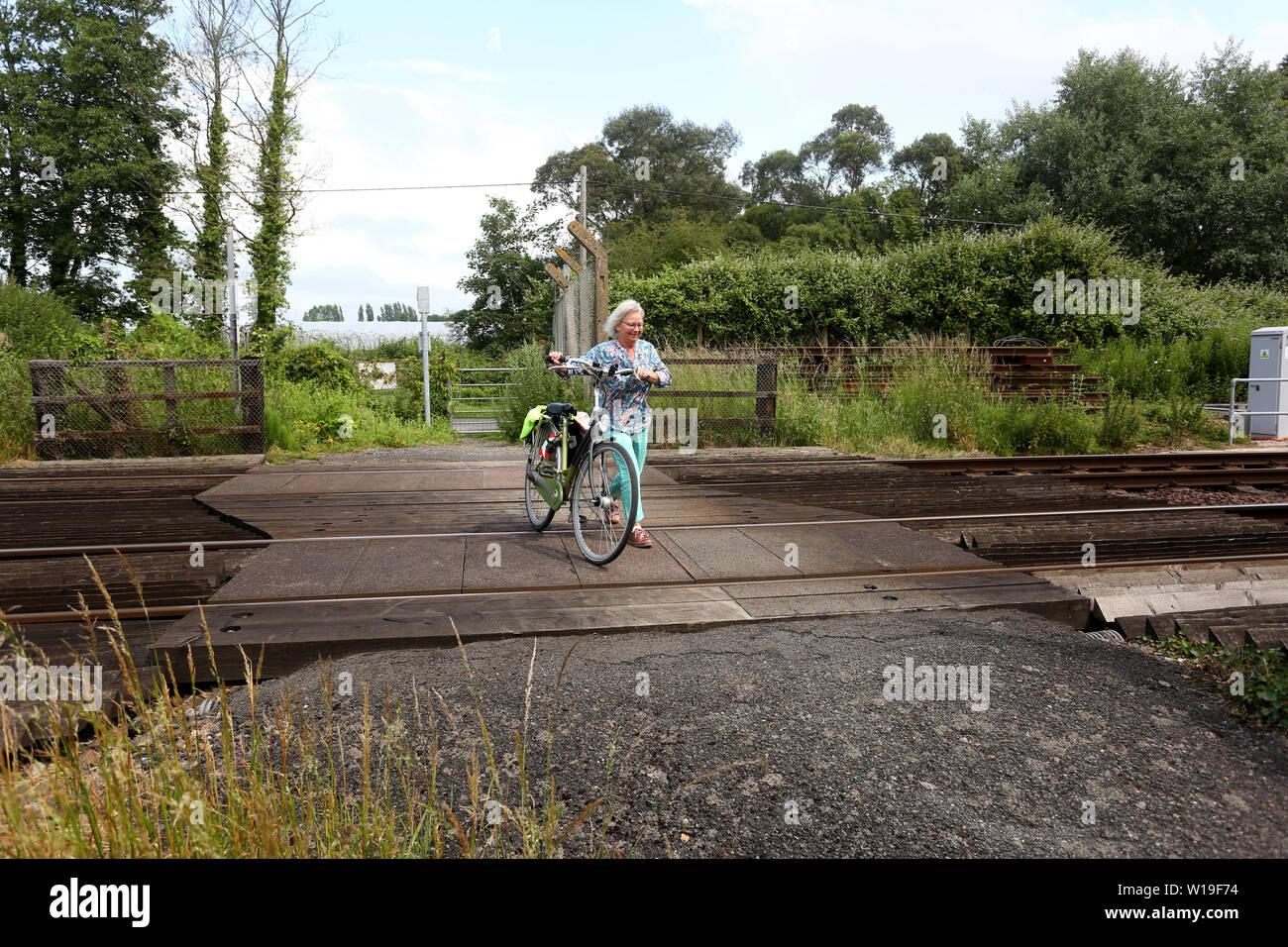 Allgemeine Ansichten eines kleinen öffentlichen Bahnübergang in Yapton, West Sussex, auf der Southern Railway Main Line zwischen Brighton und Southampton. Stockfoto