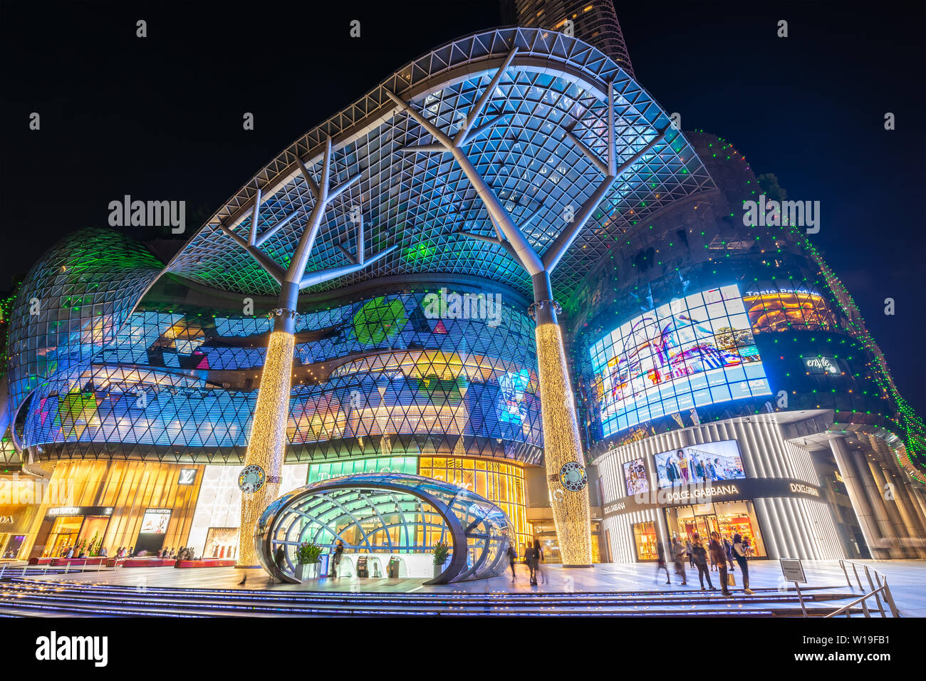 ORCHARD Road, Singapur - Januar 6, 2019: Singapur Night City Skyline bei ION Orchard Einkaufszentrum Stockfoto