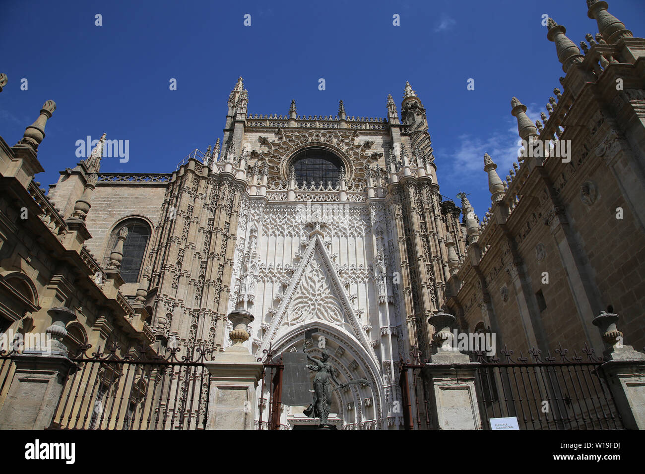Spanien. Sevilla. Kathedrale. Tür der Prinz. Jahrhundert und Giraldillo Replik. Detail. Stockfoto