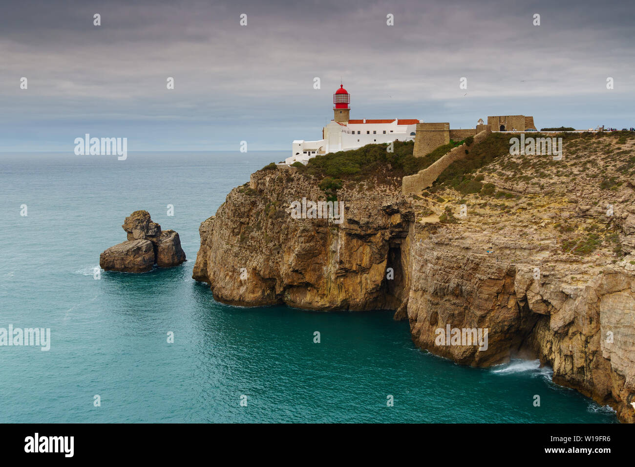 Landschaft der Leuchtturm und Klippen am Kap St. Vincent bei Sonnenuntergang. Algarve erstaunliche Seascape. Continental Europas südwestlichste Punkt, Sagres Stockfoto