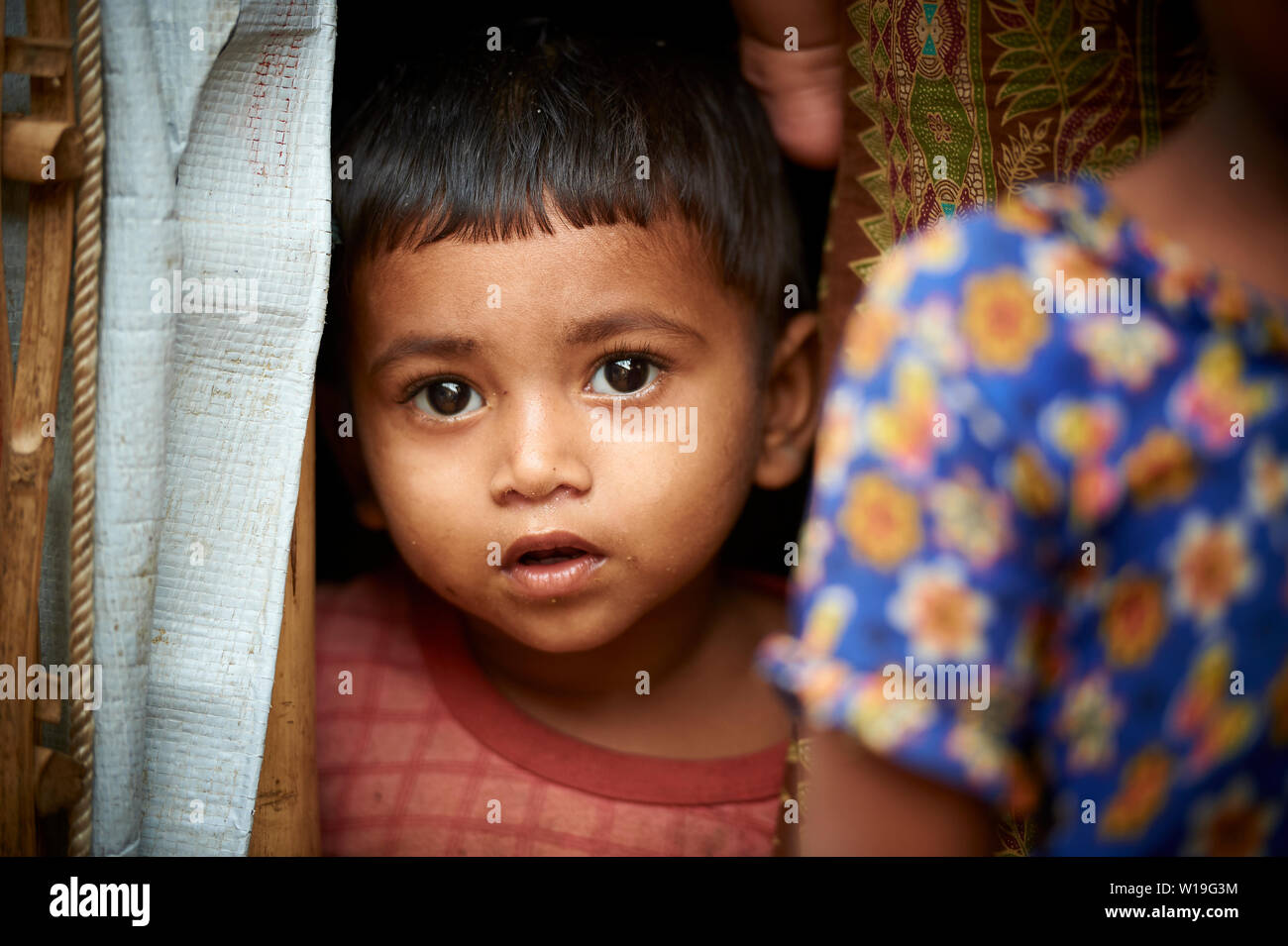Junge Junge, aus Tierheim in Kutupalong Rohingya Flüchtlingslager, Bangladesch Stockfoto