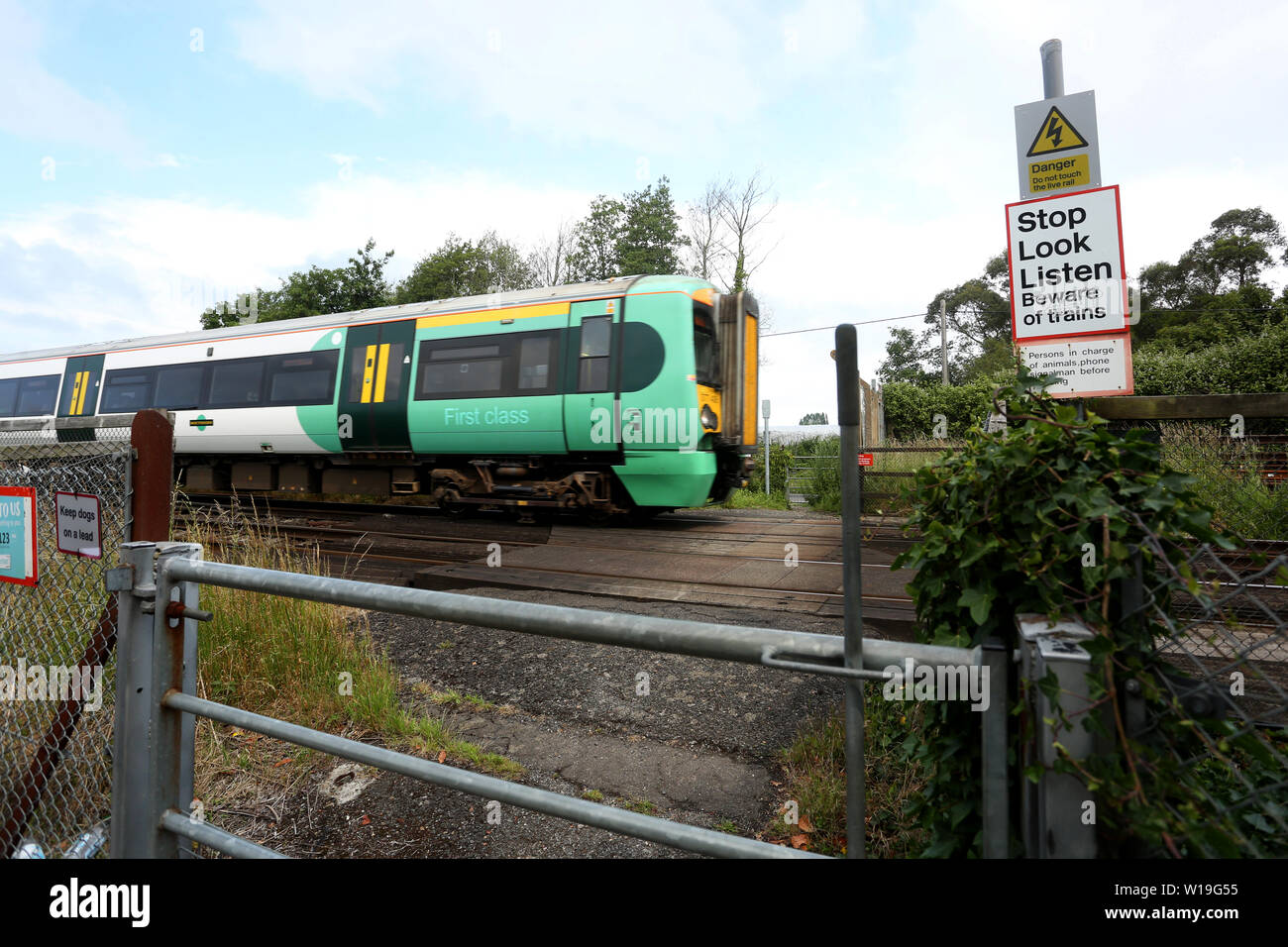 Allgemeine Ansichten eines kleinen öffentlichen Bahnübergang in Yapton, West Sussex, auf der Southern Railway Main Line zwischen Brighton und Southampton. Stockfoto