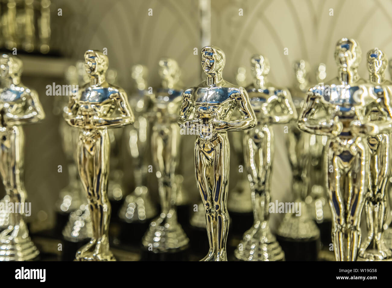 Singapur-26 Sep 2017: Golden Award Trophäe in einem Souvenir-shop Stockfoto