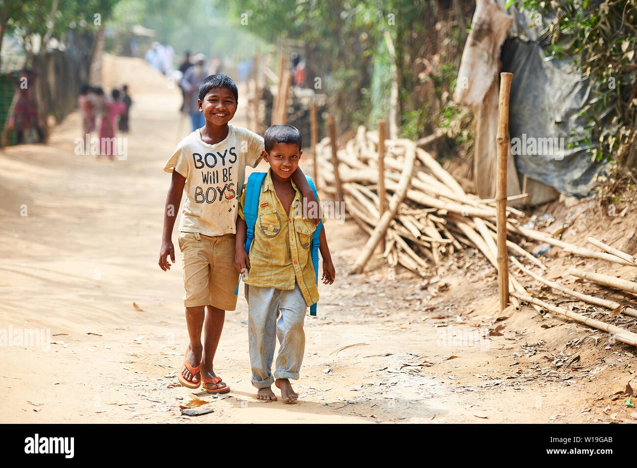 Zwei Jungen entlang einer Straße in Kutupalong Rohingya Flüchtlingslager, Bangladesch Stockfoto