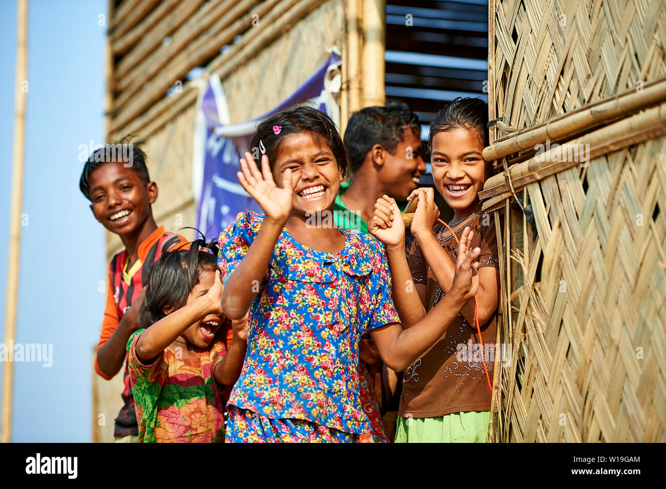 Kinder winken vor der improvisierten Schule in Kutupalong Rohingya Flüchtlingslager, Bangladesch Stockfoto
