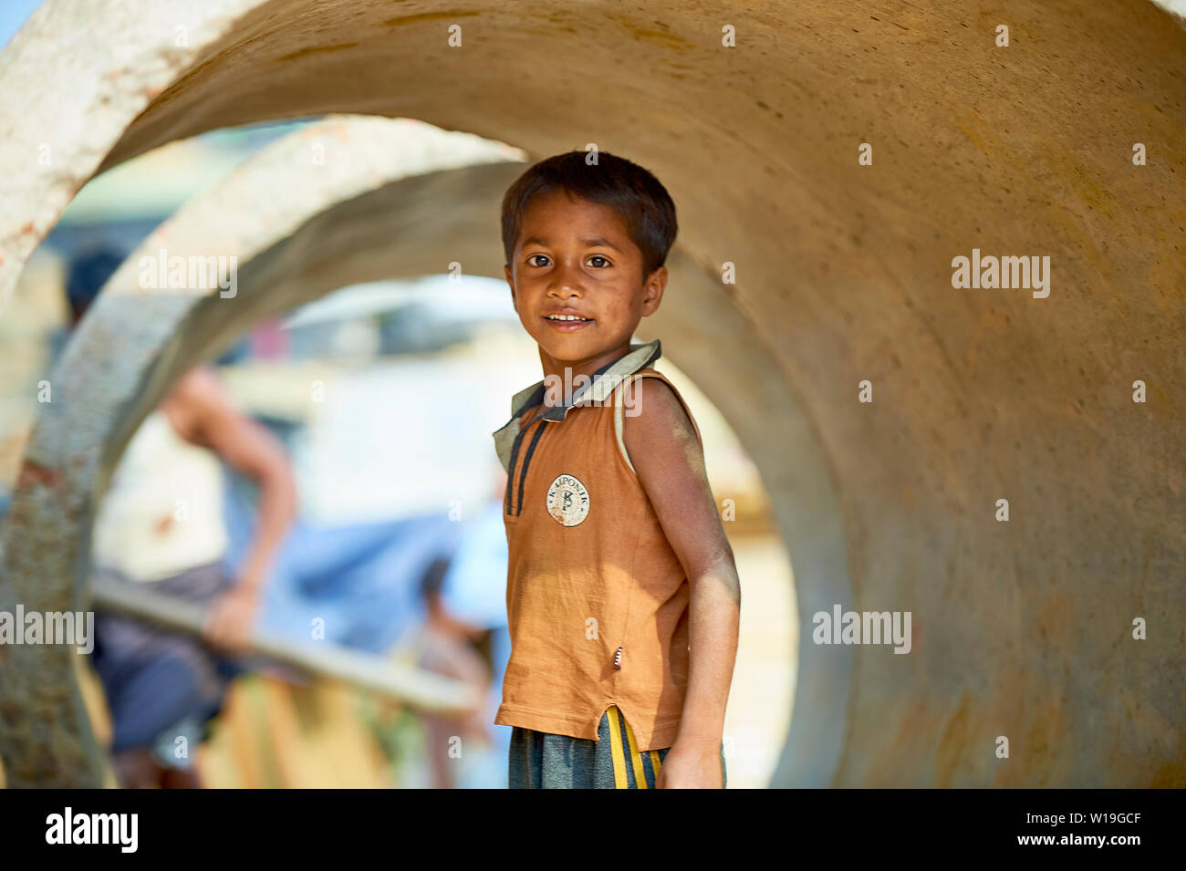 Junge spielt in Rohr in der Rohingya Flüchtlingslager Kutupalong, Bangladesch Stockfoto