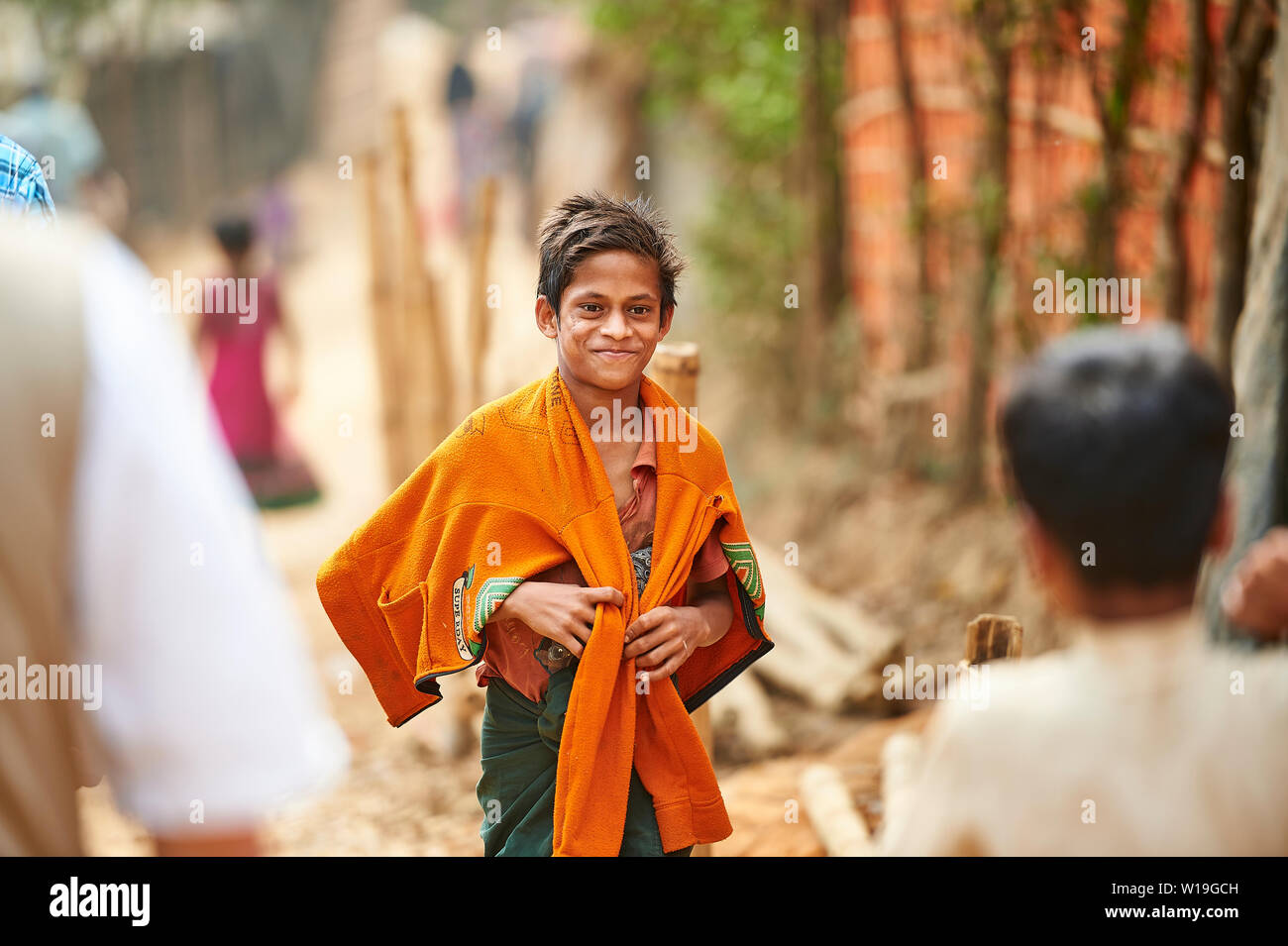 Junge entlang einer Straße in Rohingya Flüchtlingslager Kutupalong, Bangladesch Stockfoto