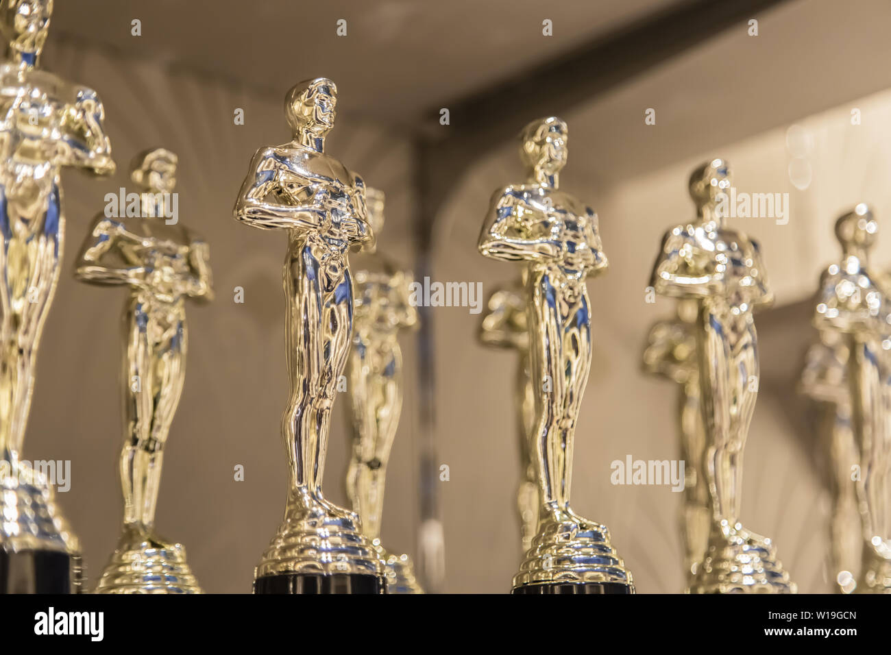 Singapur-26 Sep 2017: Golden Award Trophäe in einem Souvenir-shop Stockfoto