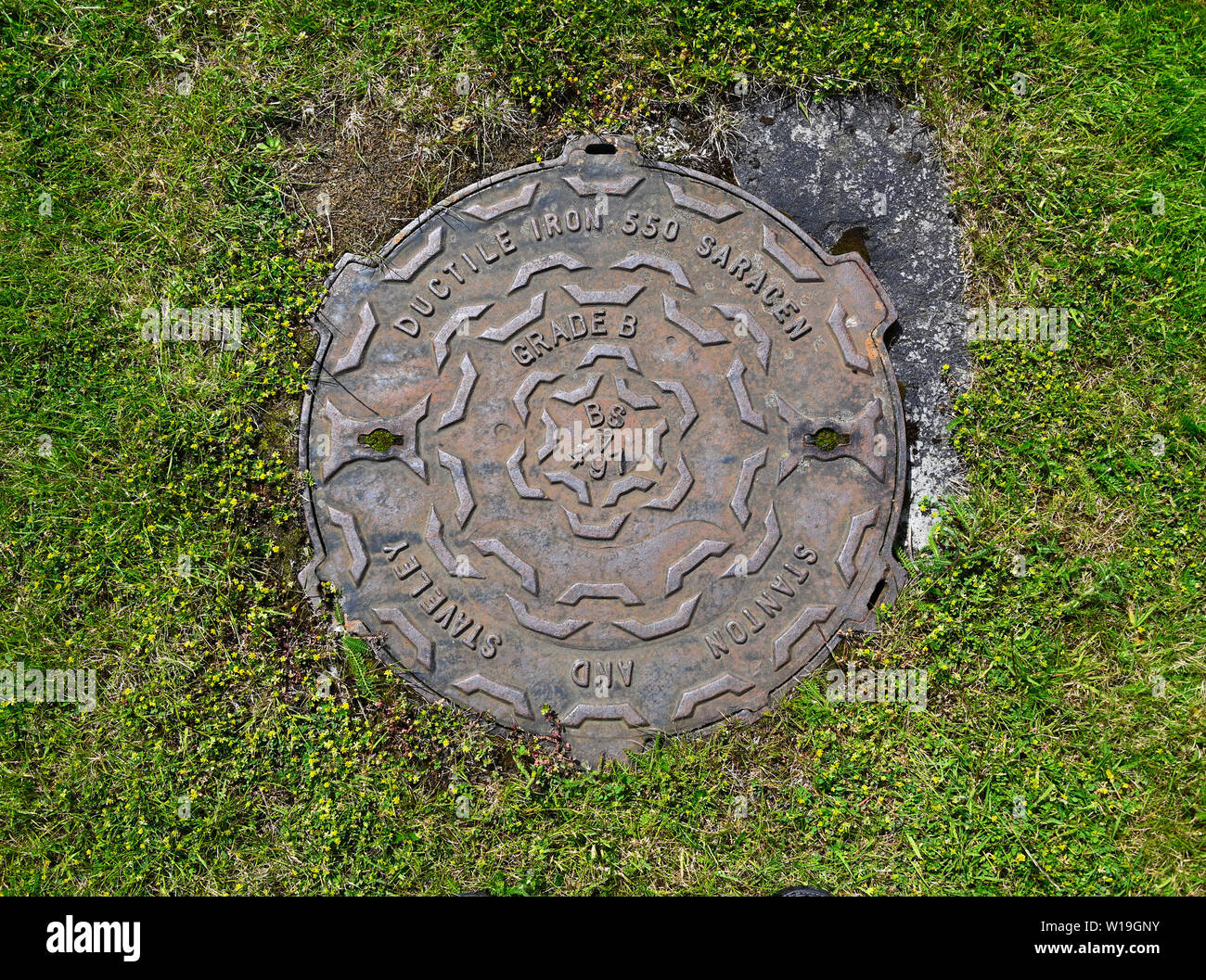 Gusseisen Schachtdeckel. Stanton und Stavely. Gusseisen mit Kugelgraphit 550 Sarazenen. Besoldungsgruppe B BS 469. Das Haus der Bruar, Blair Atholl, Perth und Kinross, Schottland Stockfoto