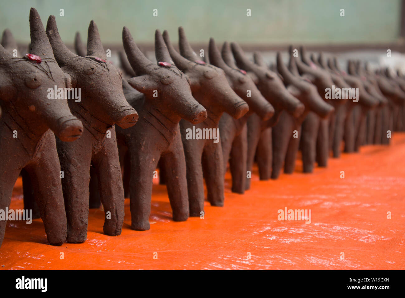 Farren mit Schlamm Ton, während des Festivals an den Start der Monsun im nördlichen Karnataka gemacht Stockfoto