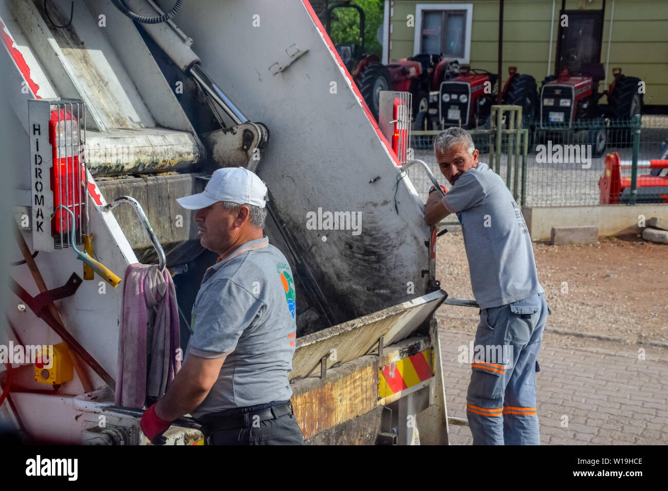 Antalya, Türkei - 21. Mai 2019: Arbeitnehmer auf dem Müllwagen, Garbage Collection in Antalya Stockfoto