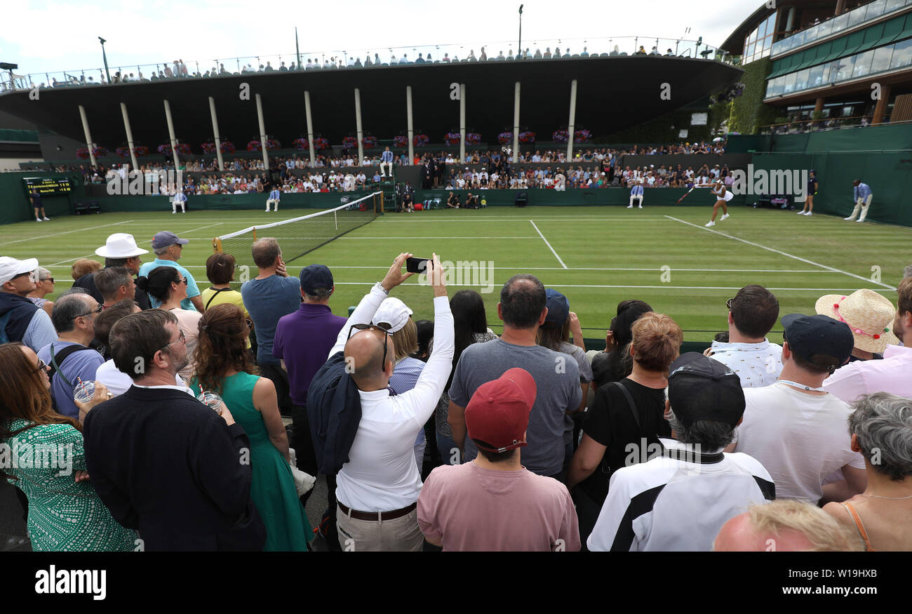 Zuschauer verfolgen Spielen auf Court 4 Am ersten Tag der Wimbledon Championships in der All England Lawn Tennis und Croquet Club, London. Stockfoto