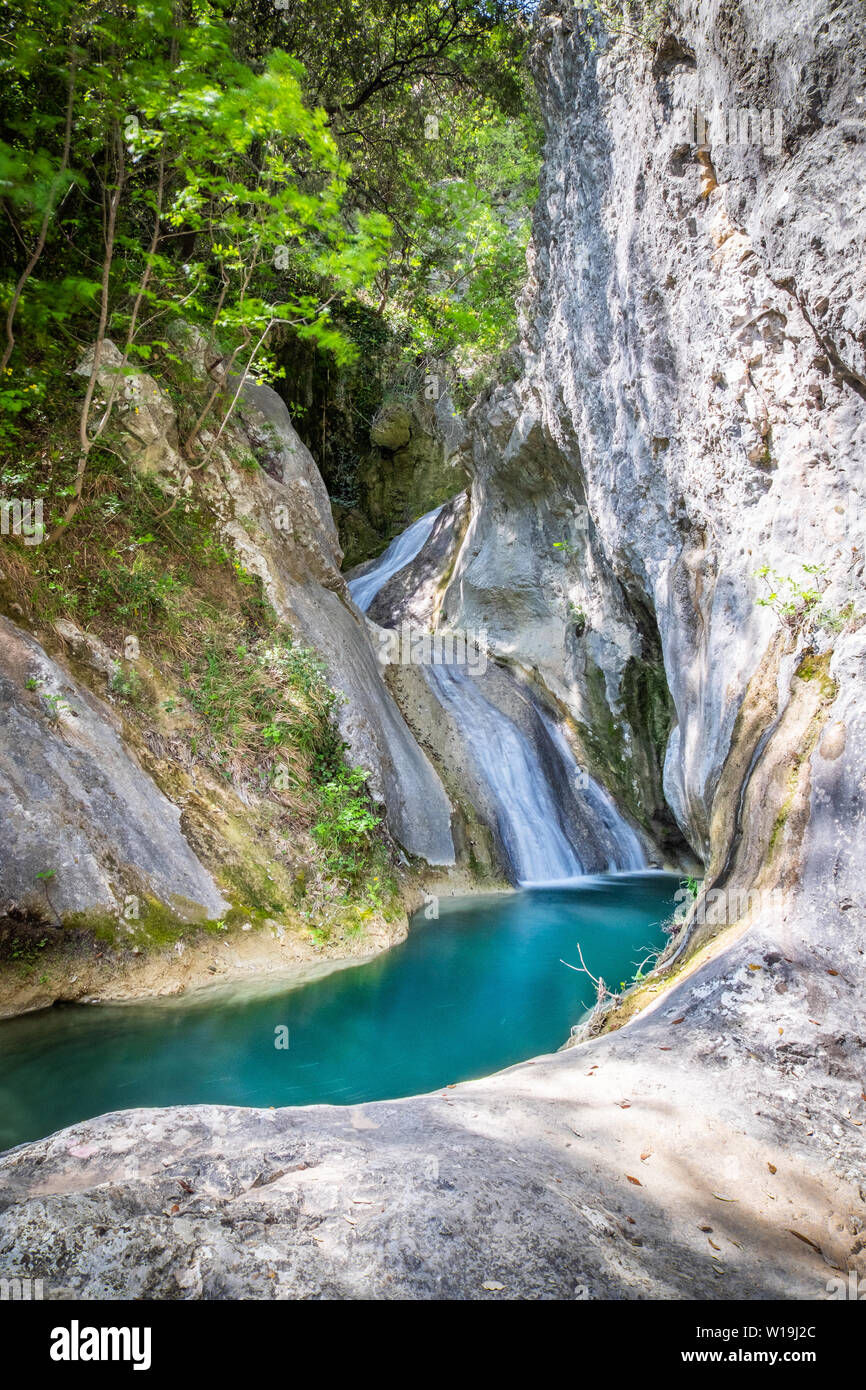 Schöne kleine Wasserfall Sentonina Staza auf Sentonas Trail im Wald zwischen Rabac und Labin Istrien, Kroatien Stockfoto