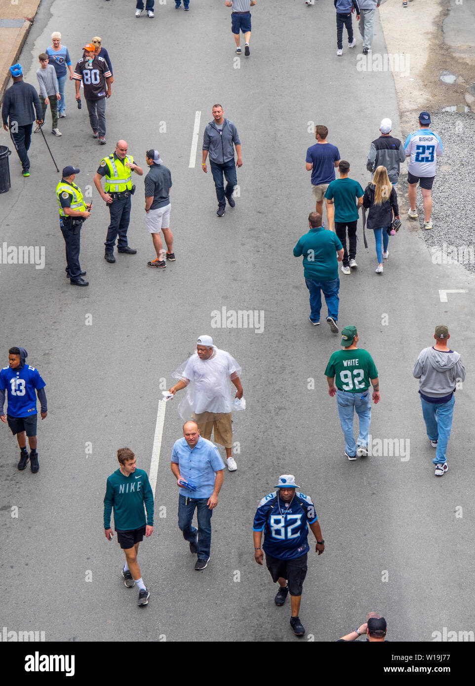 Fans in Team Farben zu Fuß auf der Straße im NFL Draft 2019, Nashville, Tennessee, USA. Stockfoto