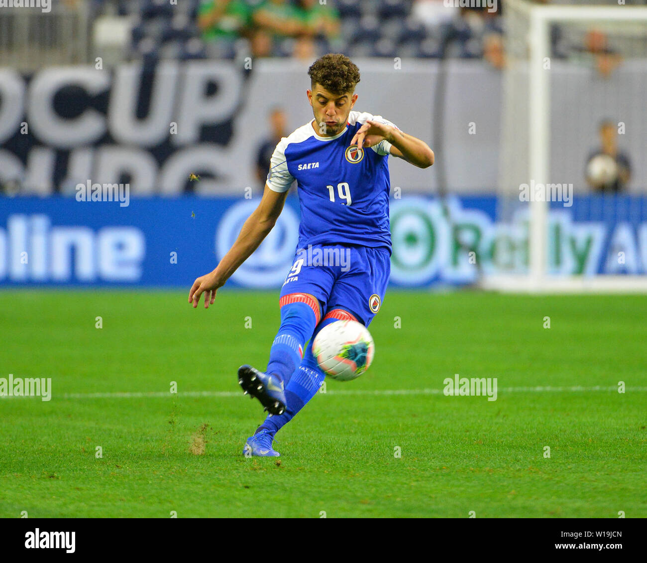 Houston, TX, USA. 29 Juni, 2019. Haiti Mittelfeldspieler, Steeven Saba (19), macht einen Durchgang downfield während der 2019 CONCACAF Gold Cup, Quarter Final Match zwischen Haiti und Kanada, bei NRG Stadion in Houston, TX. Obligatorische Credit: Kevin Langley/Sport Süd Media/CSM/Alamy leben Nachrichten Stockfoto