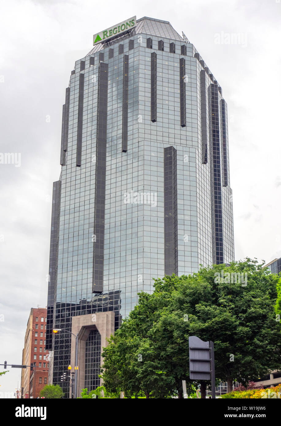 Eine Nashville Place Office Tower mit Regionen Bank Corporate Logo Nashville, Tennessee, USA. Stockfoto Eine Nashville Place Office Tower mit Regionen Bank Corporate Logo Nashville, Tennessee, USA. Stockfoto